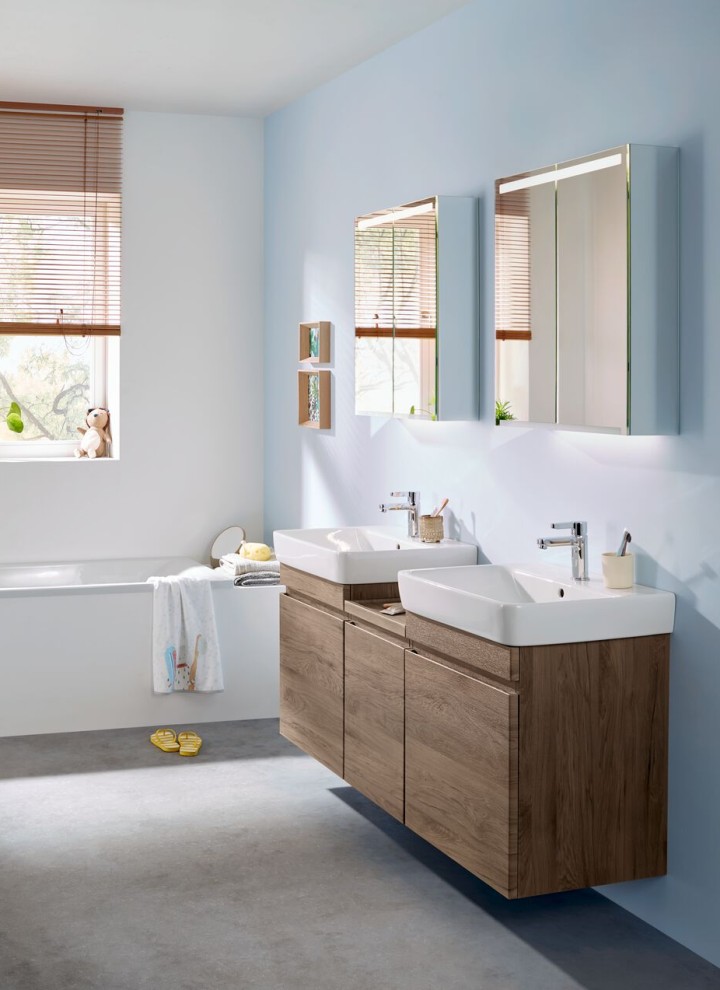 Koupelna Selnova Plan se dvěma umyvadly včetně umyvadlových skříněk a nízké skříňky v barvě hickory