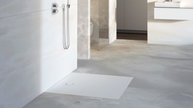 Koupelna s rovnou podlahou a sprchovým povrchem Geberit Setaplano