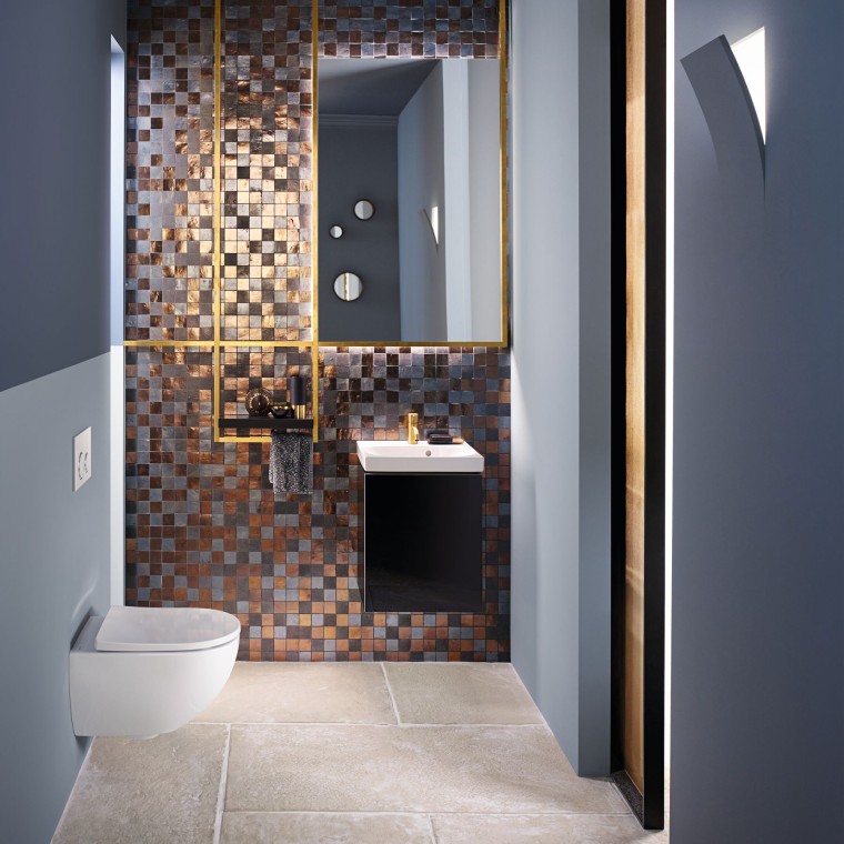 Pohled do moderní koupelny pro hosty s WC Acanto a umyvadlem Acanto před mozaikovým zadním panelem Pohled do moderní koupelny pro hosty s WC Acanto a umyvadlem Acanto před mozaikovým zadním panelem