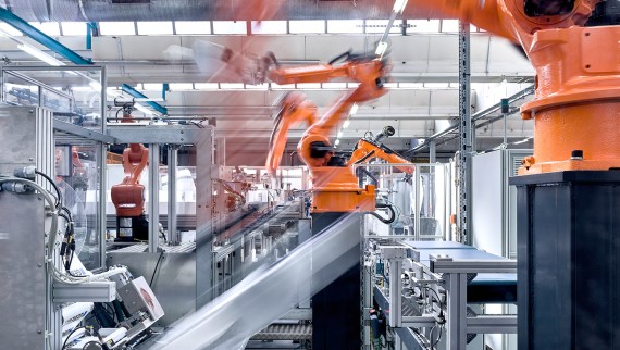 Ramena robotů na montážní lince ve výrobní hale pro skryté splachovací nádržky Geberit (© Geberit) Ramena robotů na montážní lince ve výrobní hale pro skryté splachovací nádržky Geberit (© Geberit)