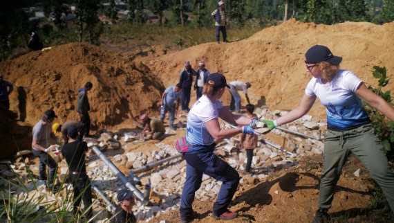 Zaměstnanci společnosti Geberit pokládají vodovodní potrubí pro nepálskou vesnickou komunitu (© Marcin Mossakowski) Zaměstnanci společnosti Geberit pokládají vodovodní potrubí pro nepálskou vesnickou komunitu (© Marcin Mossakowski)
