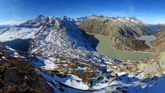 Pohled z vrcholu na zimní krajinu v oblasti Grimsel (© Kraftwerke Oberhasli AG) Pohled z vrcholu na zimní krajinu v oblasti Grimsel (© Kraftwerke Oberhasli AG)