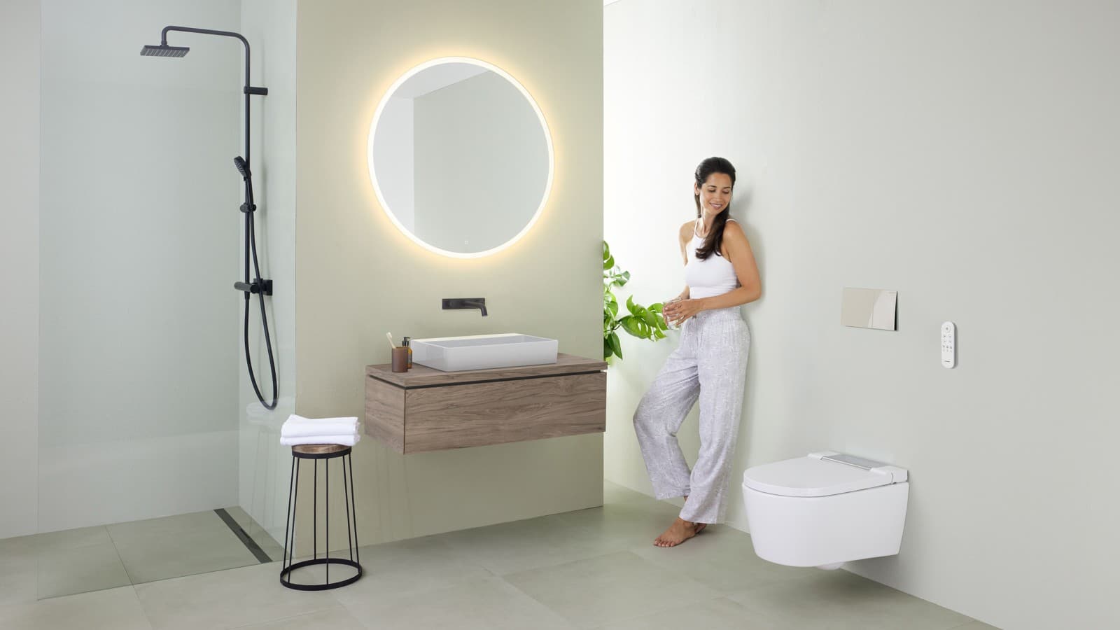 Žena v minimalistické koupelně Žena v minimalistické koupelně