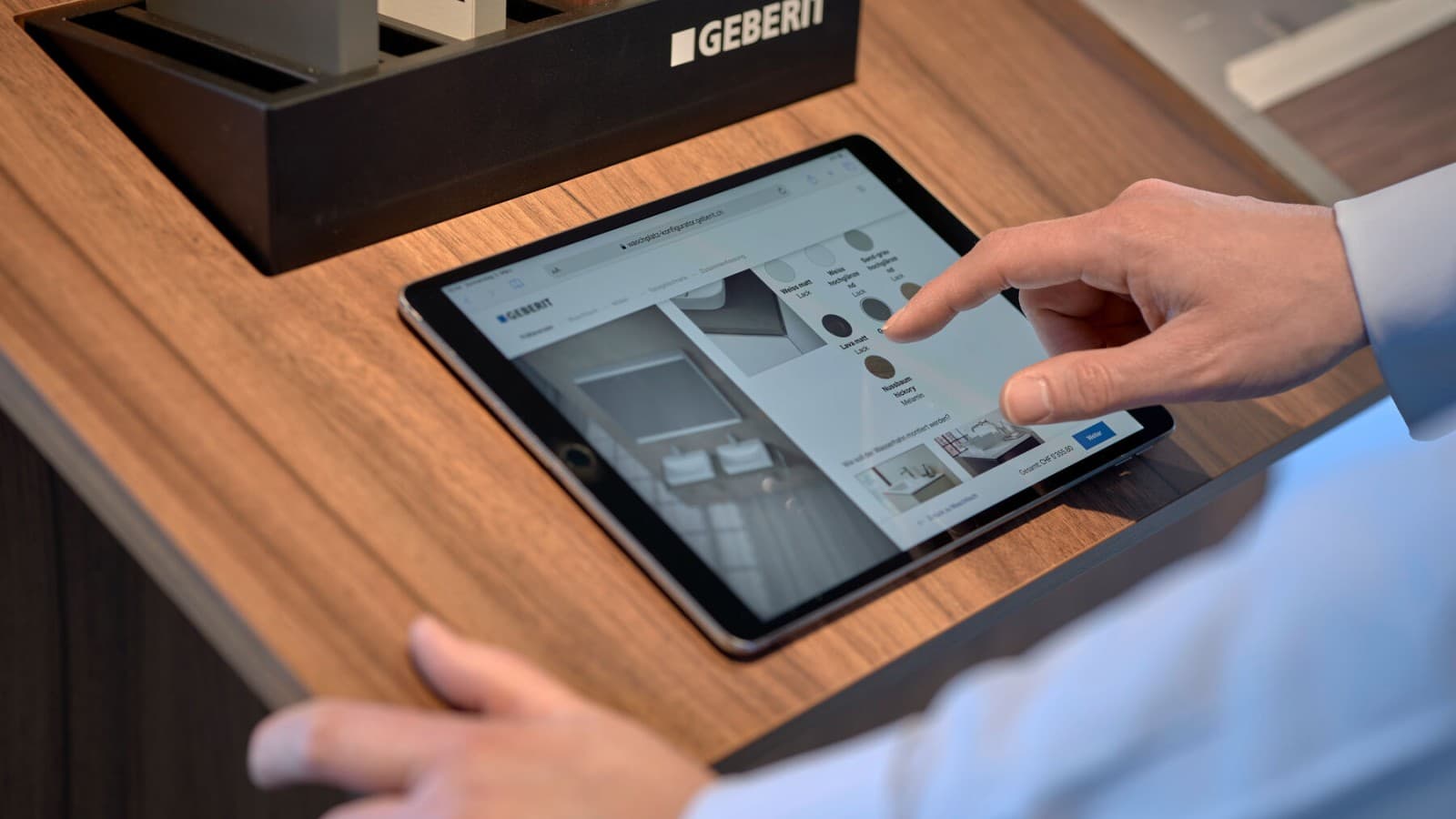 Muž s tabletem vybírá produkty v konfigurátoru Muž s tabletem vybírá produkty v konfigurátoru